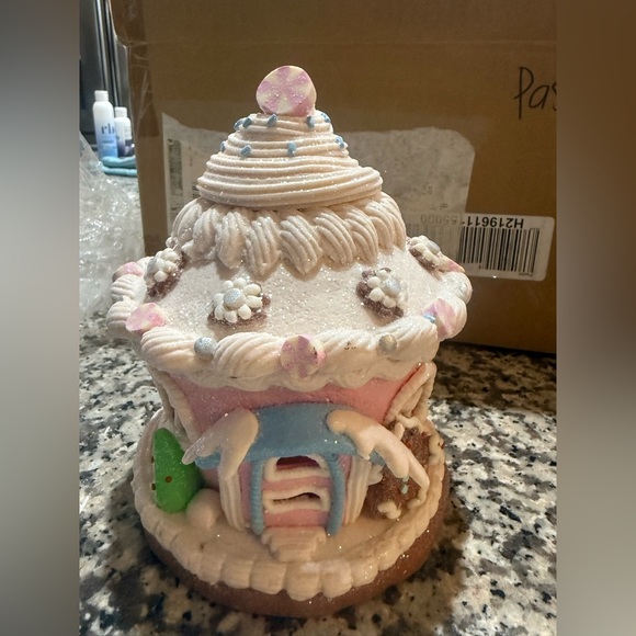 Set of (3) Valerie Parr 6” Illuminated Pastel Gingerbread Cupcakes houses - Picture 13 of 17